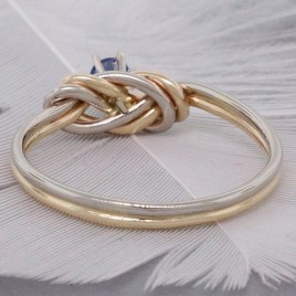 Climbing knot ring with blue sapphire