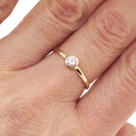 Stacking ring with a 4mm moissanite