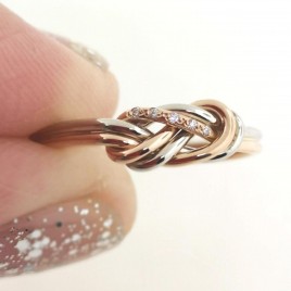 Climbing knot ring with tiny diamonds